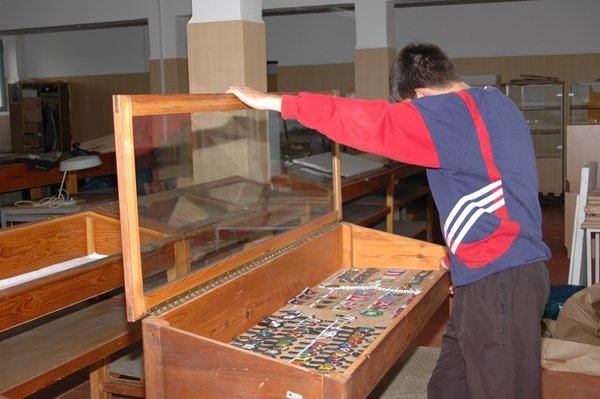 Das Museum zieht um - Teil 7 (Deas Einräumen) - 12/20 Das Museum zieht um - Teil 7 (Deas Einräumen) - 12/20